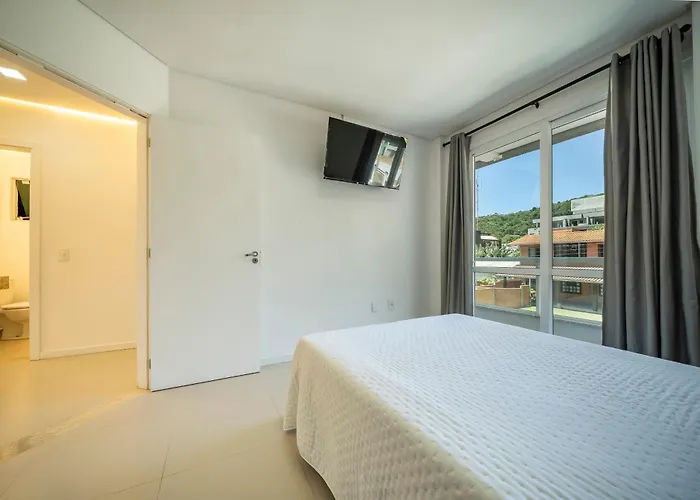Apartamento a 150 metros da Praia Bombinhas com 110m2 Natureza e Praia juntos Apt Completo pra toda família com Elevador #Uma verdadeira Experiência#
